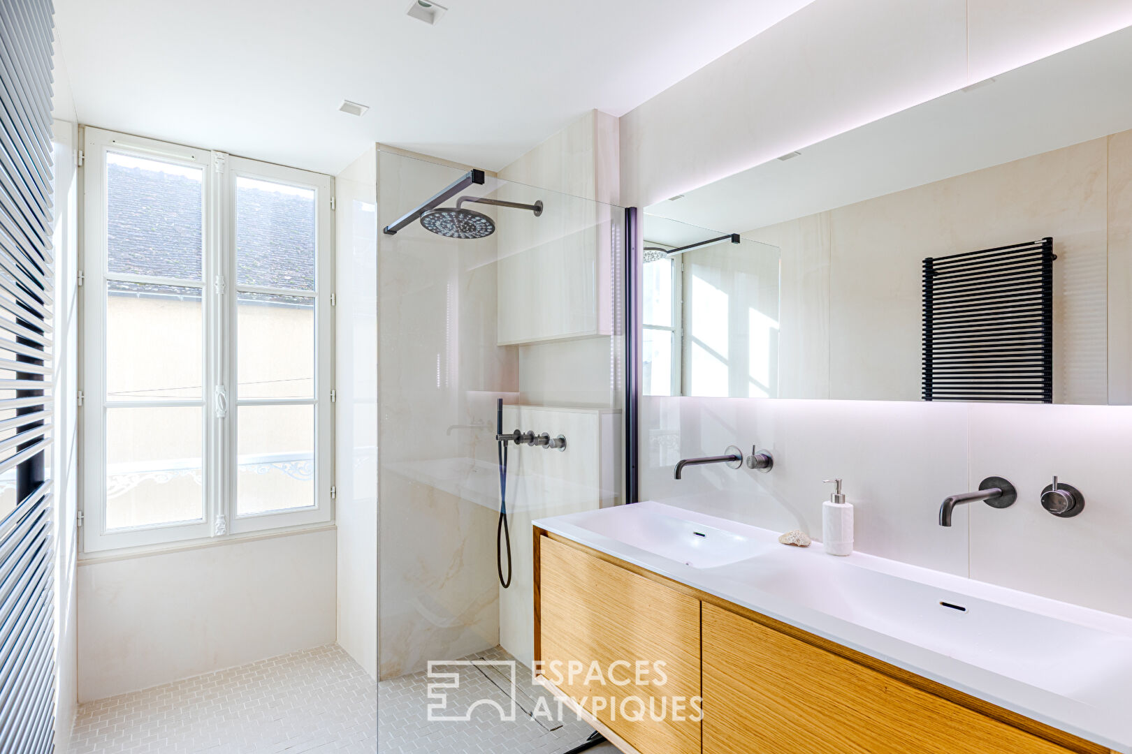 L&rsquo;Élégance Mansart et son Jardin de pierre ; Coeur Historique de Maule