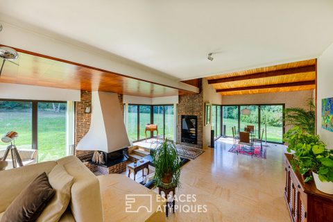 70s architect-designed house with swimming pool and tennis court, in a magnificent green setting