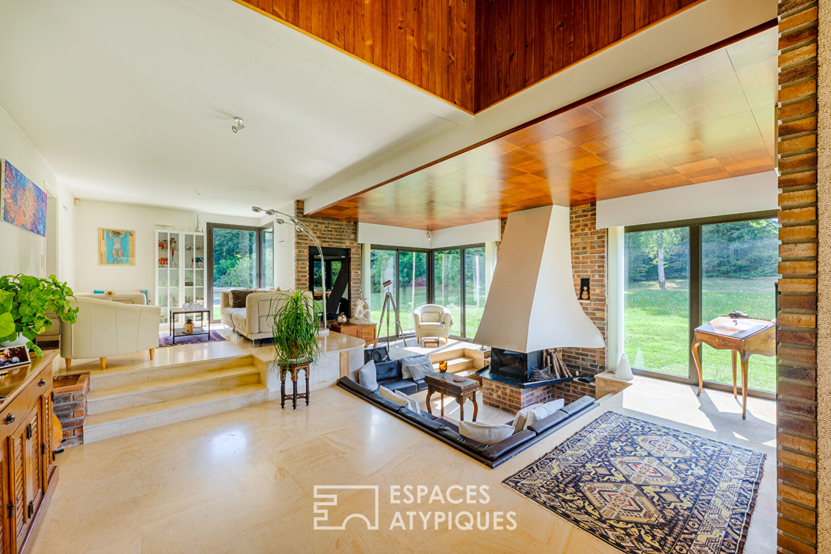 70s architect-designed house with swimming pool and tennis court, in a magnificent green setting
