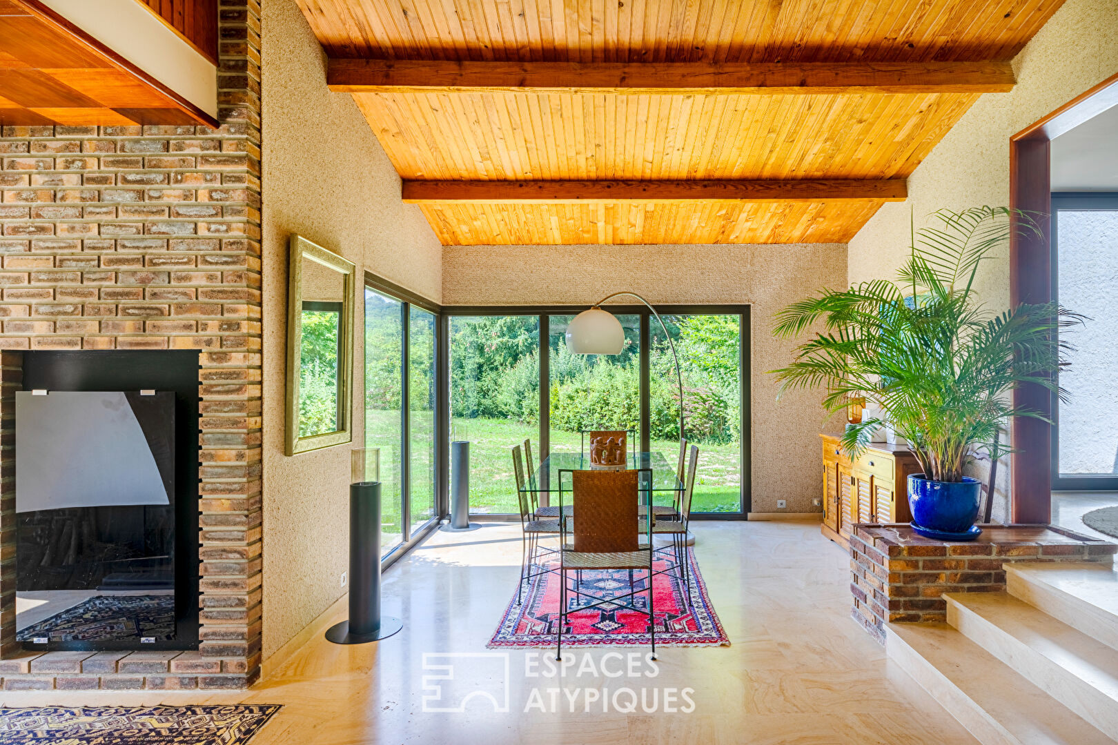 70s architect-designed house with swimming pool and tennis court, in a magnificent green setting