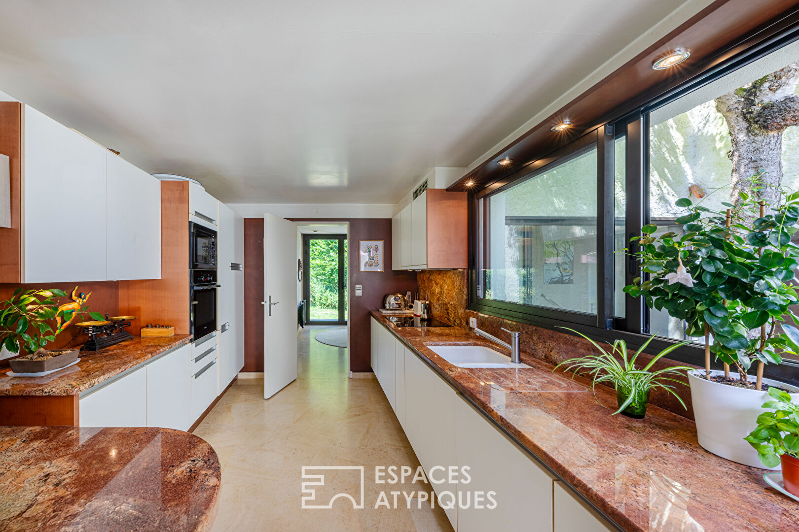 70s architect-designed house with swimming pool and tennis court, in a magnificent green setting
