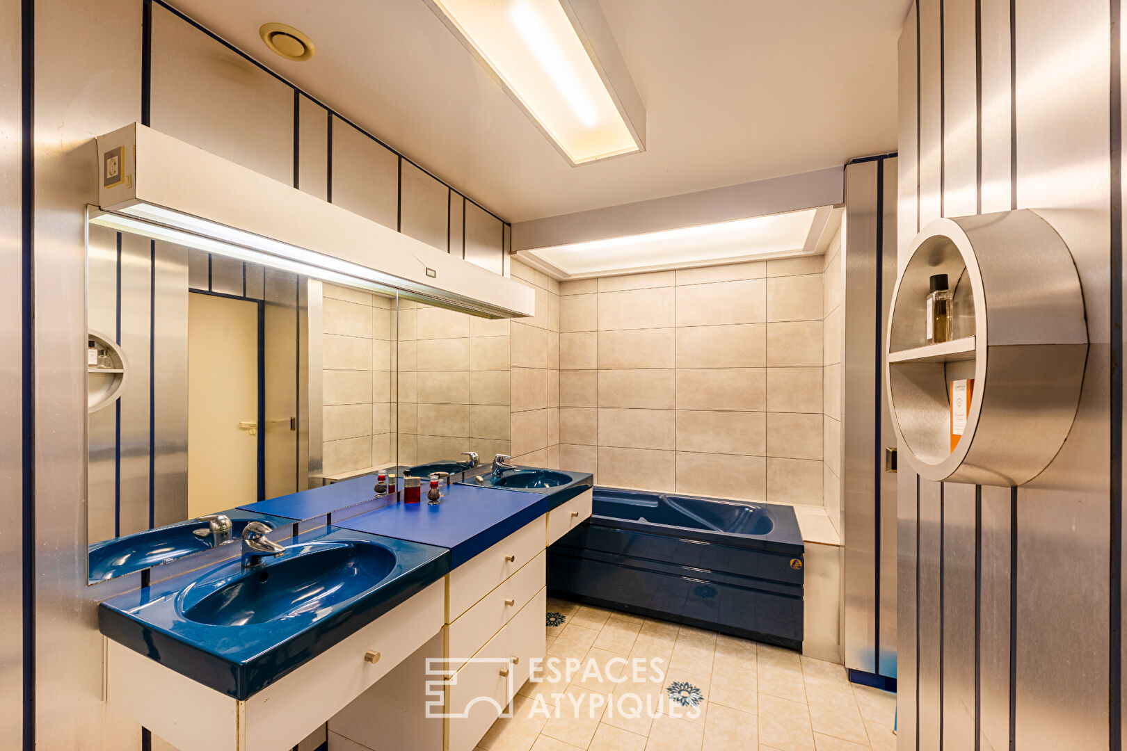 70s architect-designed house with swimming pool and tennis court, in a magnificent green setting