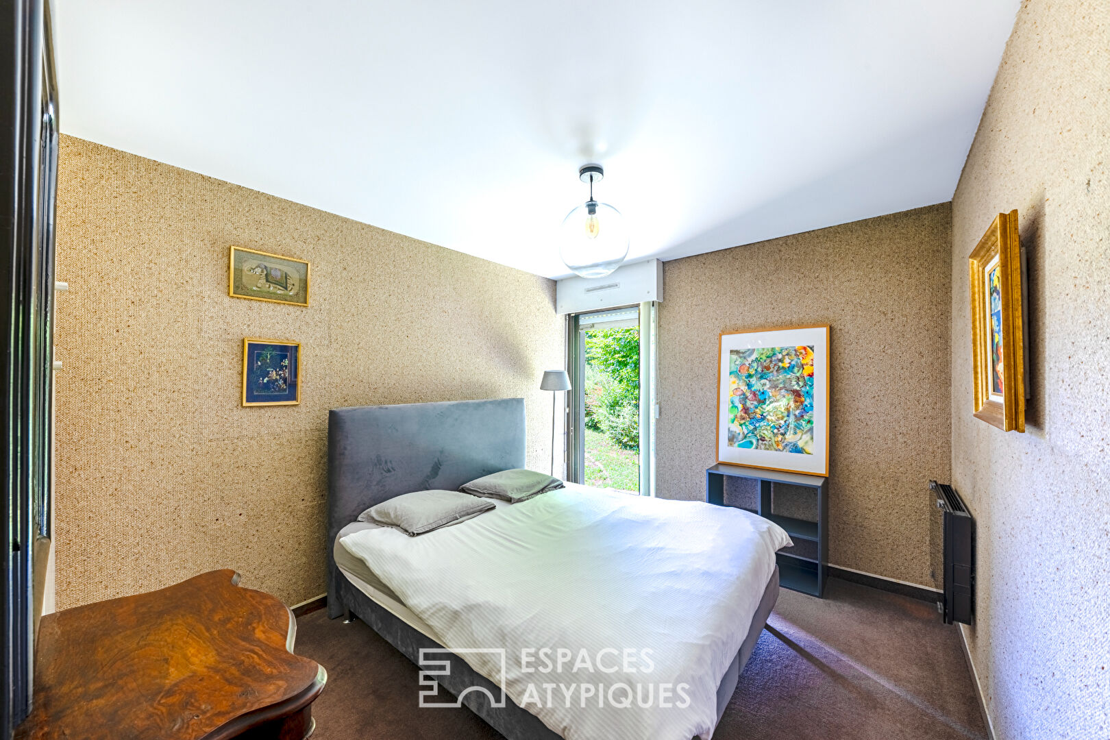 70s architect-designed house with swimming pool and tennis court, in a magnificent green setting