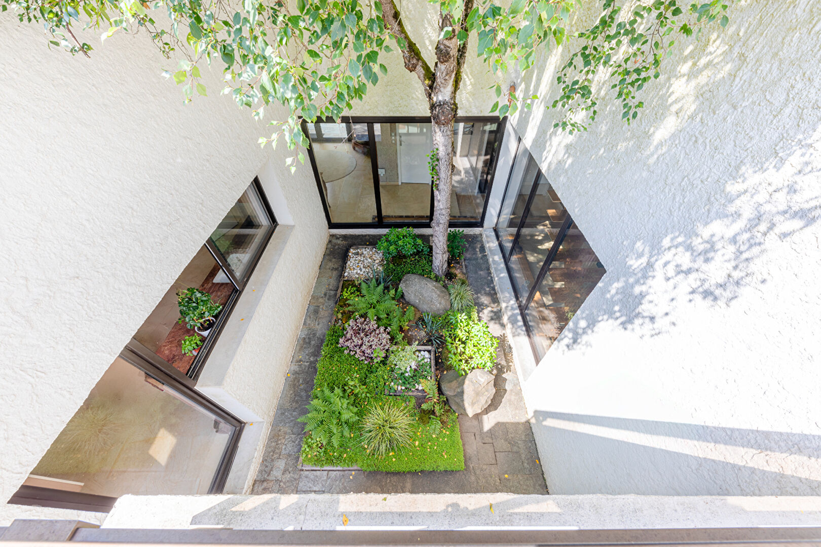 70s architect-designed house with swimming pool and tennis court, in a magnificent green setting