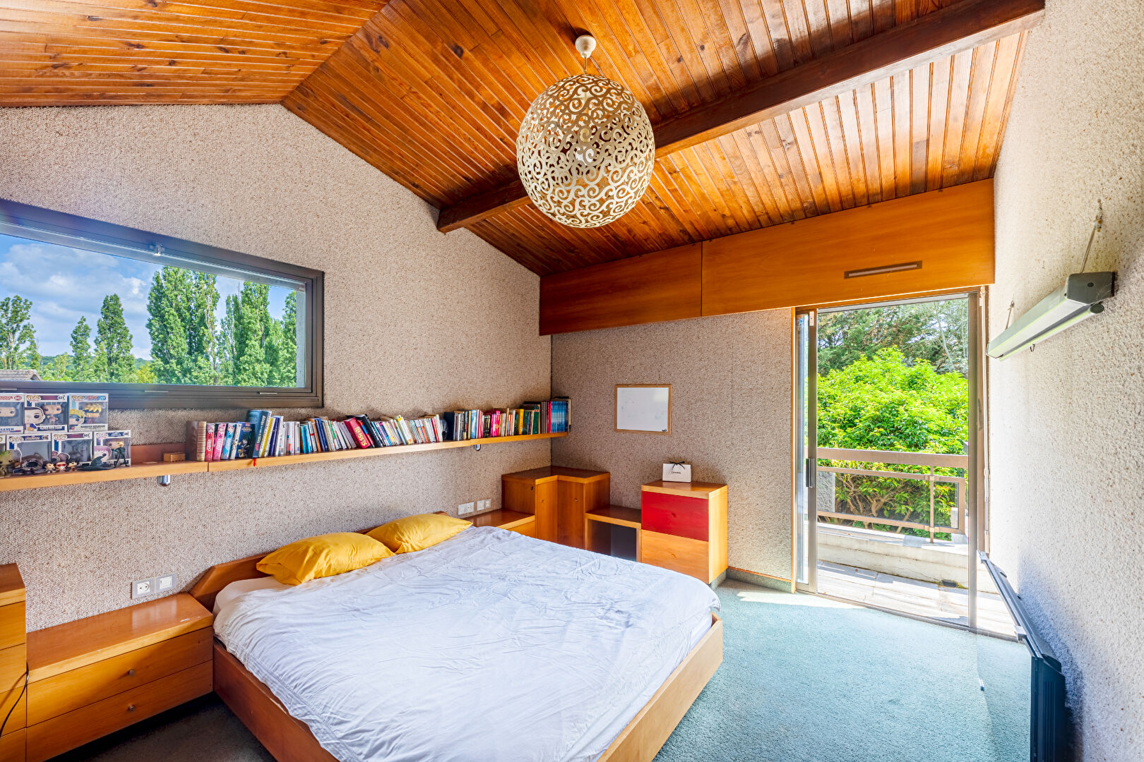 70s architect-designed house with swimming pool and tennis court, in a magnificent green setting