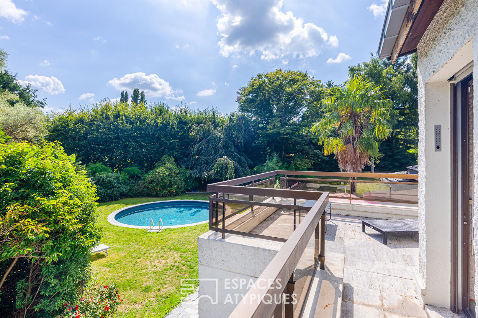 70s architect-designed house with swimming pool and tennis court, in a magnificent green setting