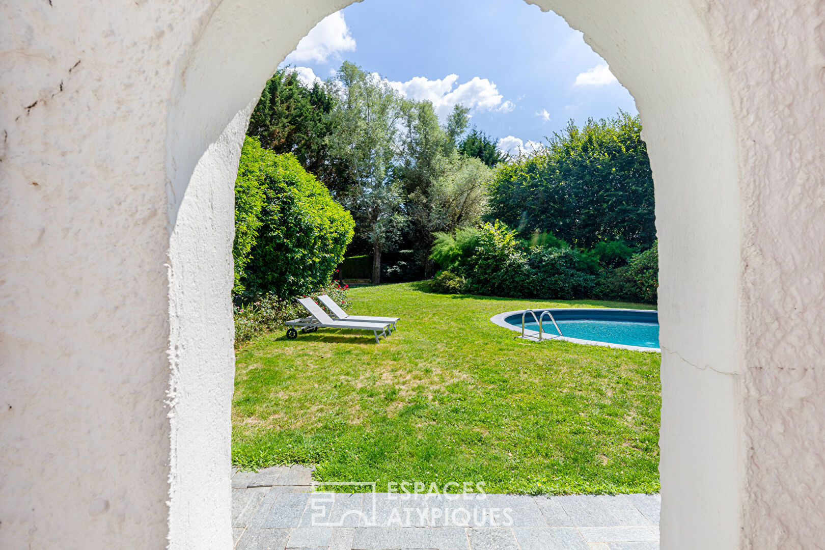 70s architect-designed house with swimming pool and tennis court, in a magnificent green setting