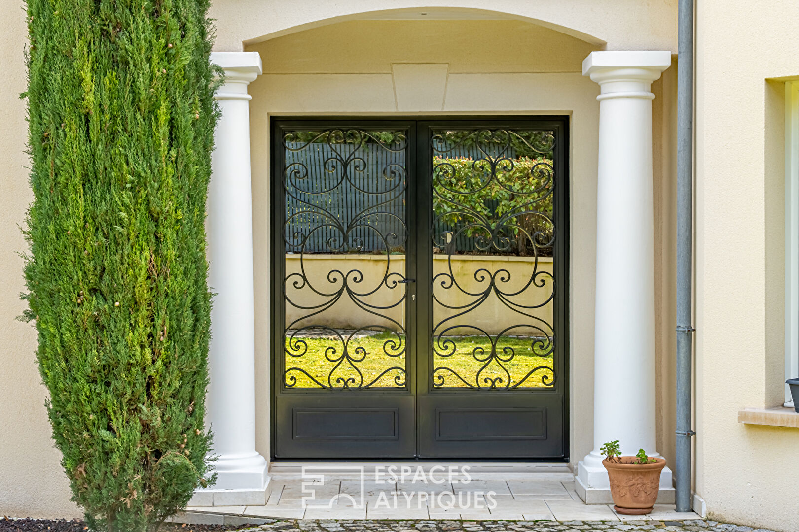 Rare: exceptional family home and its private garden