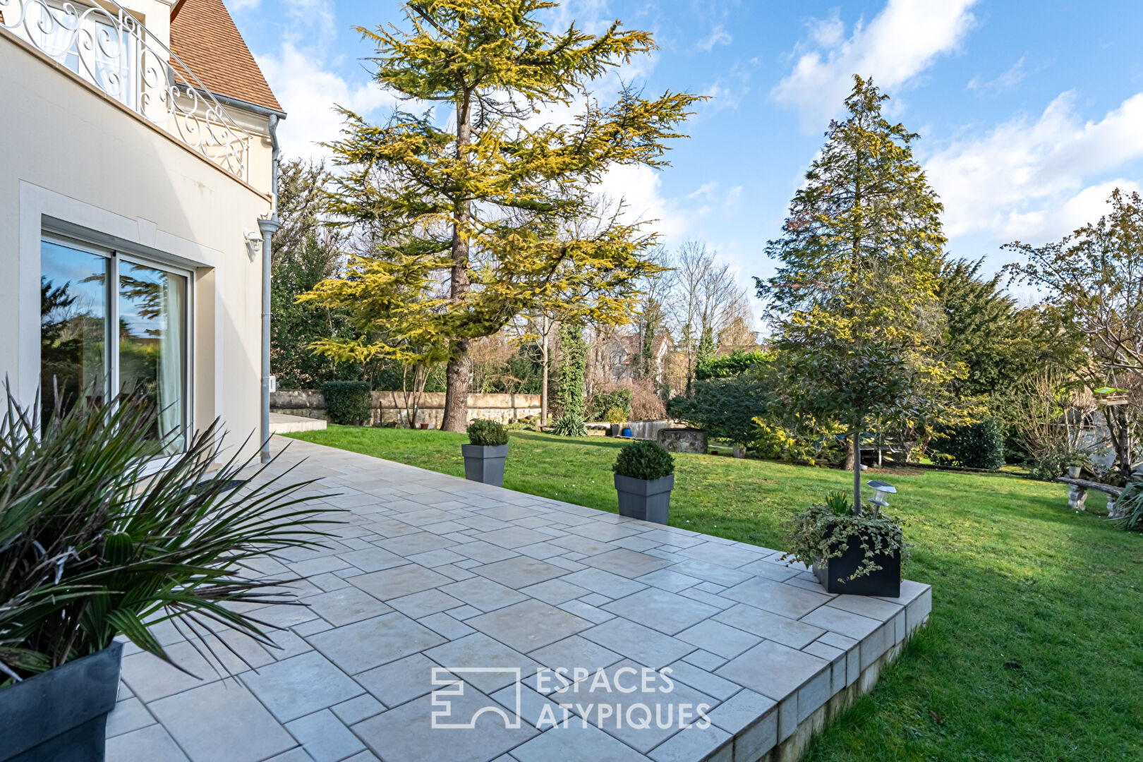Rare: exceptional family home and its private garden