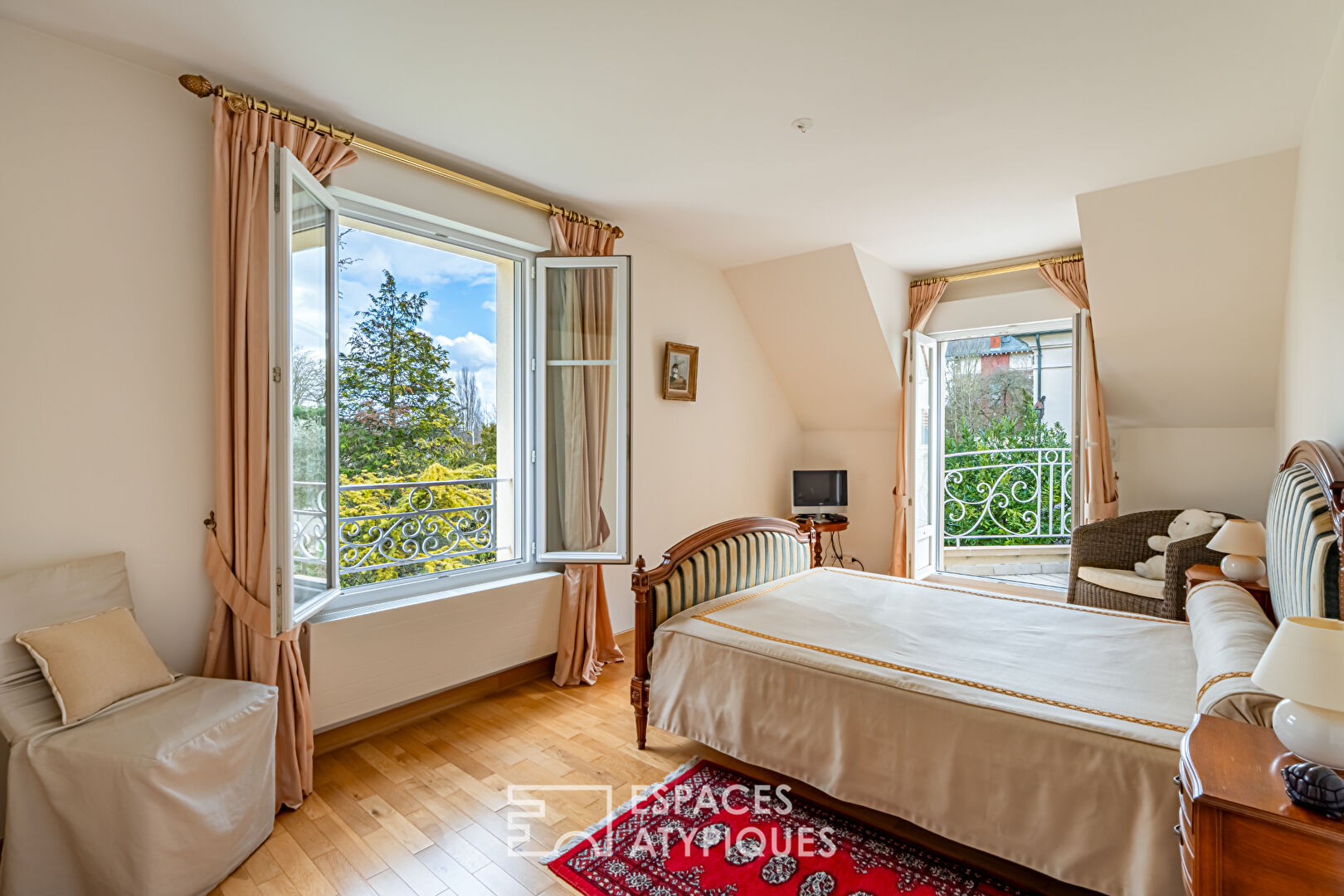 Rare: exceptional family home and its private garden