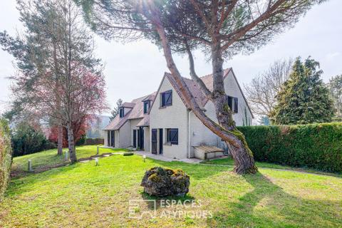 Maison de caractère avec piscine intérieure et tennis sur les hauteurs du Mantois