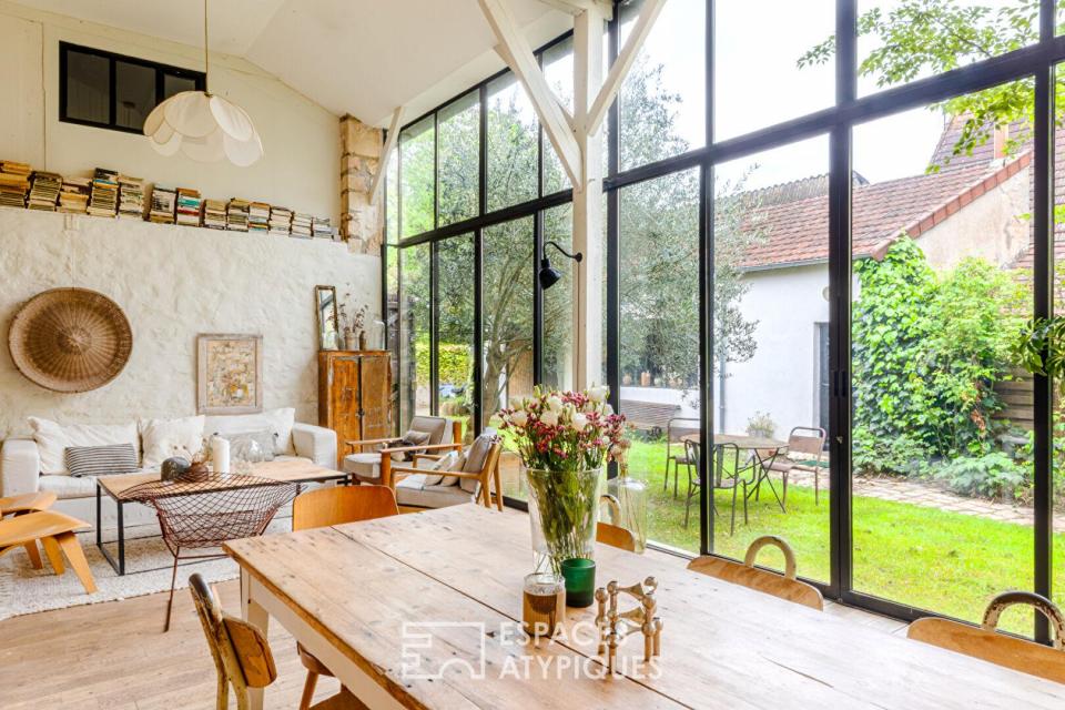 Ancienne dépendance d'un Château du XVIIe siècle : une rénovation inspirée entre pierres anciennes et ateliers de création