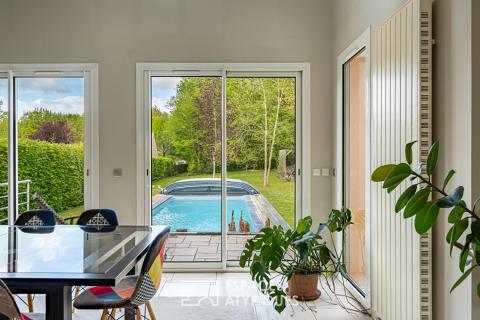 Maison contemporaine avec piscine dans un cadre verdoyant d&rsquo;exception