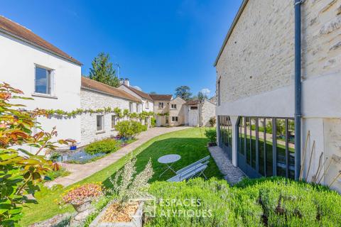 Élégante rénovation pour cet ancien corps de ferme, au coeur d&rsquo;un village convoité