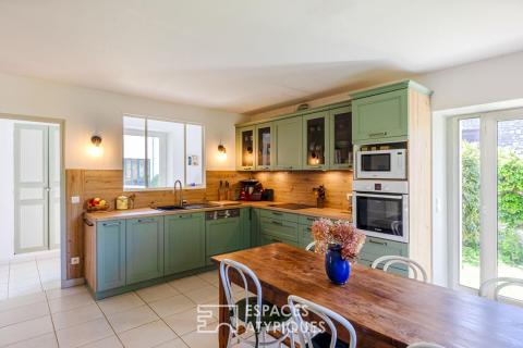 Élégante rénovation pour cet ancien corps de ferme, au coeur d&rsquo;un village convoité