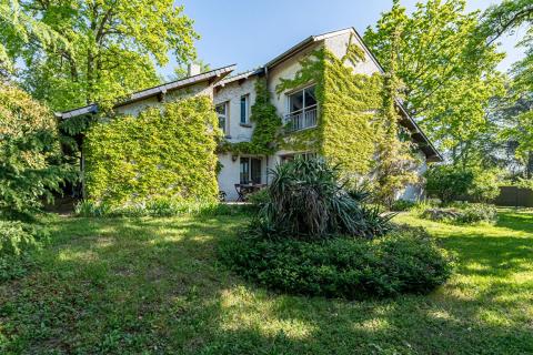 Volumes et nature : demeure atypique à Villennes