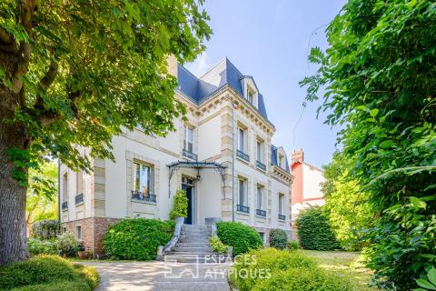 Behind its walls, an exceptional residence and its verdant setting in the city center