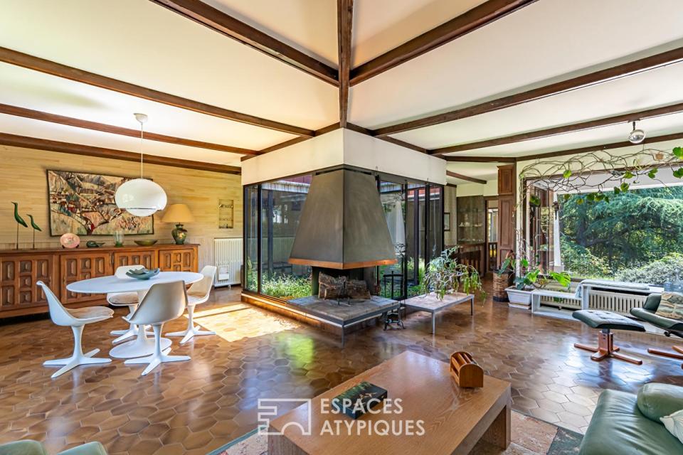 Pépite moderniste de plain-pied et son patio central sous un spectaculaire manteau d'ardoise