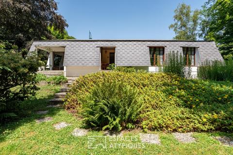 Pépite moderniste de plain-pied et son patio central sous un spectaculaire manteau d&rsquo;ardoise