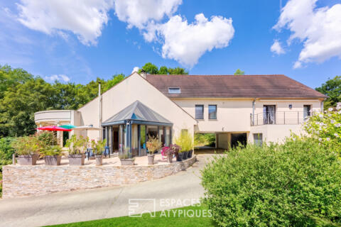 Contemporary house with spectacular volumes under glass roofs in Oinville-sur-Montcient