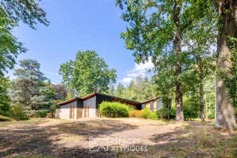 Maison d’architecte des années 70 au coeur d’un domaine boisé