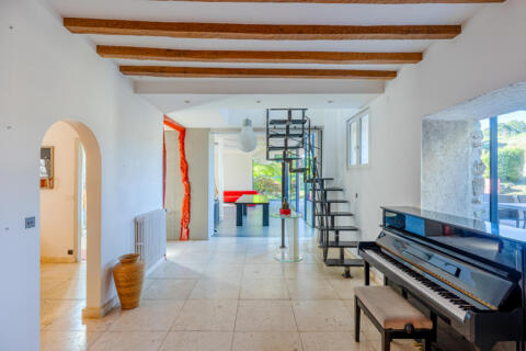 L&rsquo;alliance de l&rsquo;ancien et de l&rsquo;épure contemporaine (270 m²) à Vert, proche Thoiry.