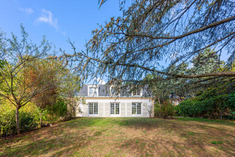 Maison de style Mansart rénovée avec parc arboré et vue Seine