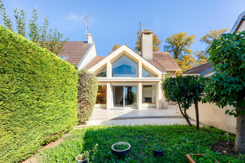 Maison avec extension contemporaine et jardin, quartier Porchefontaine