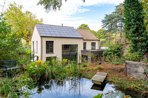 High-performance architect-designed house, terrace and wooded lot