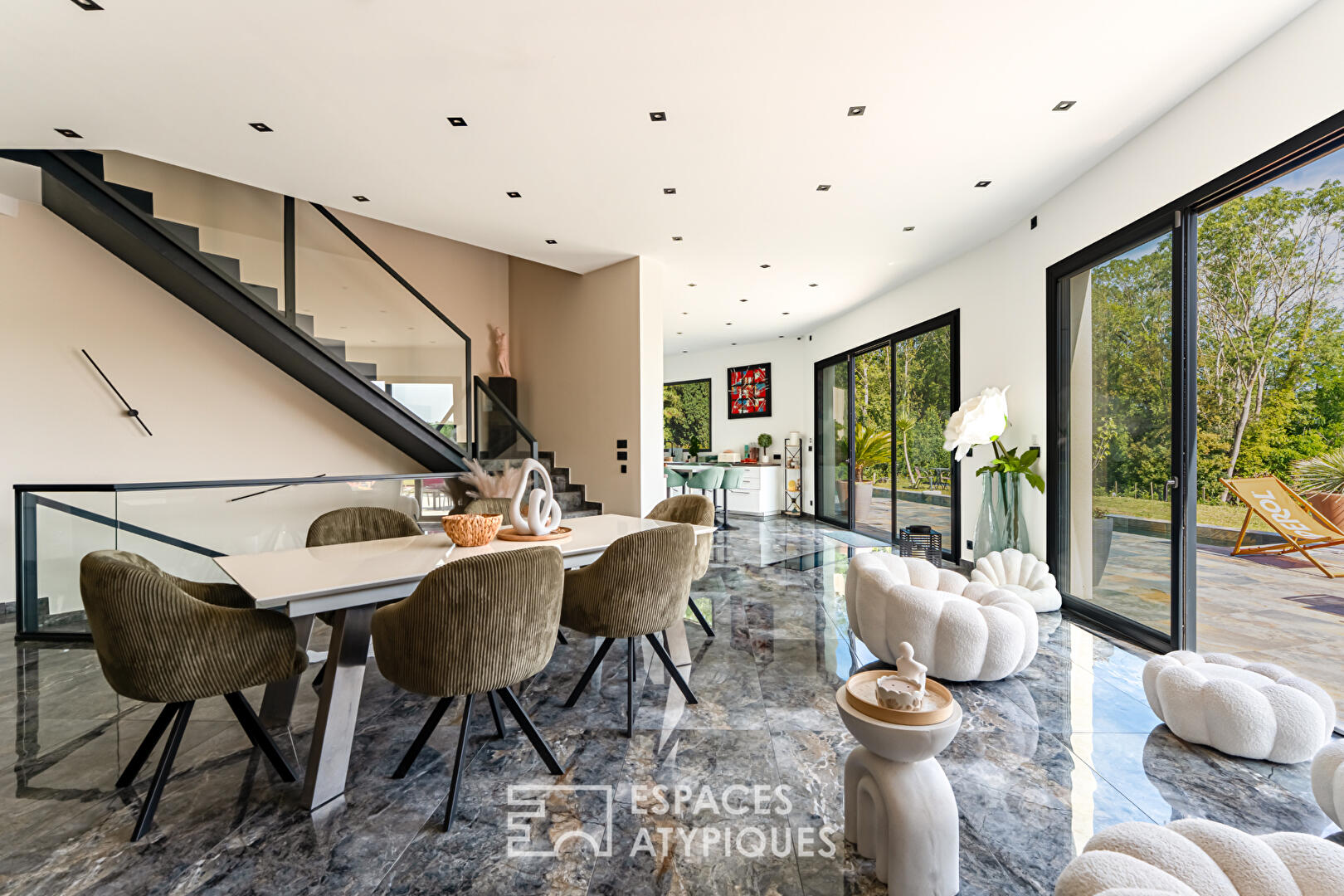 Maison d'architecte contemporaine de 410 m² avec piscine chauffée