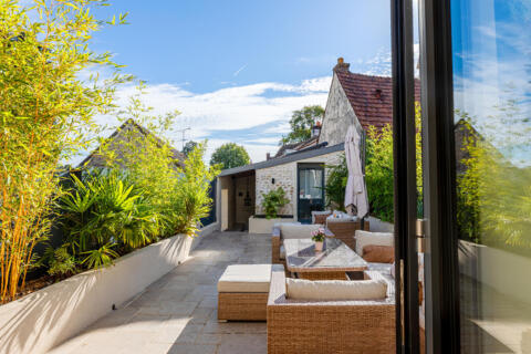 Triplex architectural, sa terrasse intimiste et son studio indépendant au coeur de Montfort-l’Amaury.