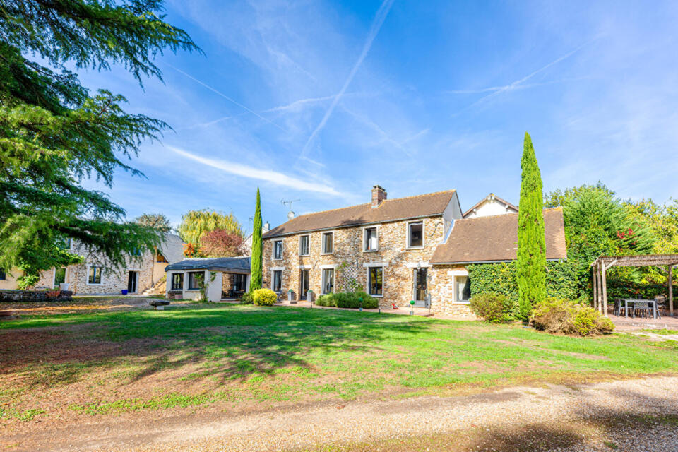 Propriété de charme en pierre sur parc arboré de 4100 M2 avec piscine et dépendances