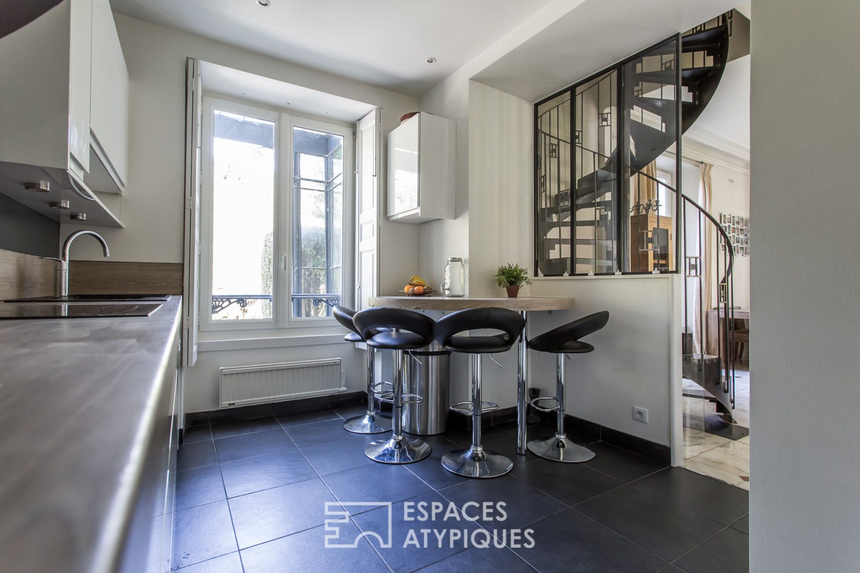 Duplex contemporain dans un château Napoléon III