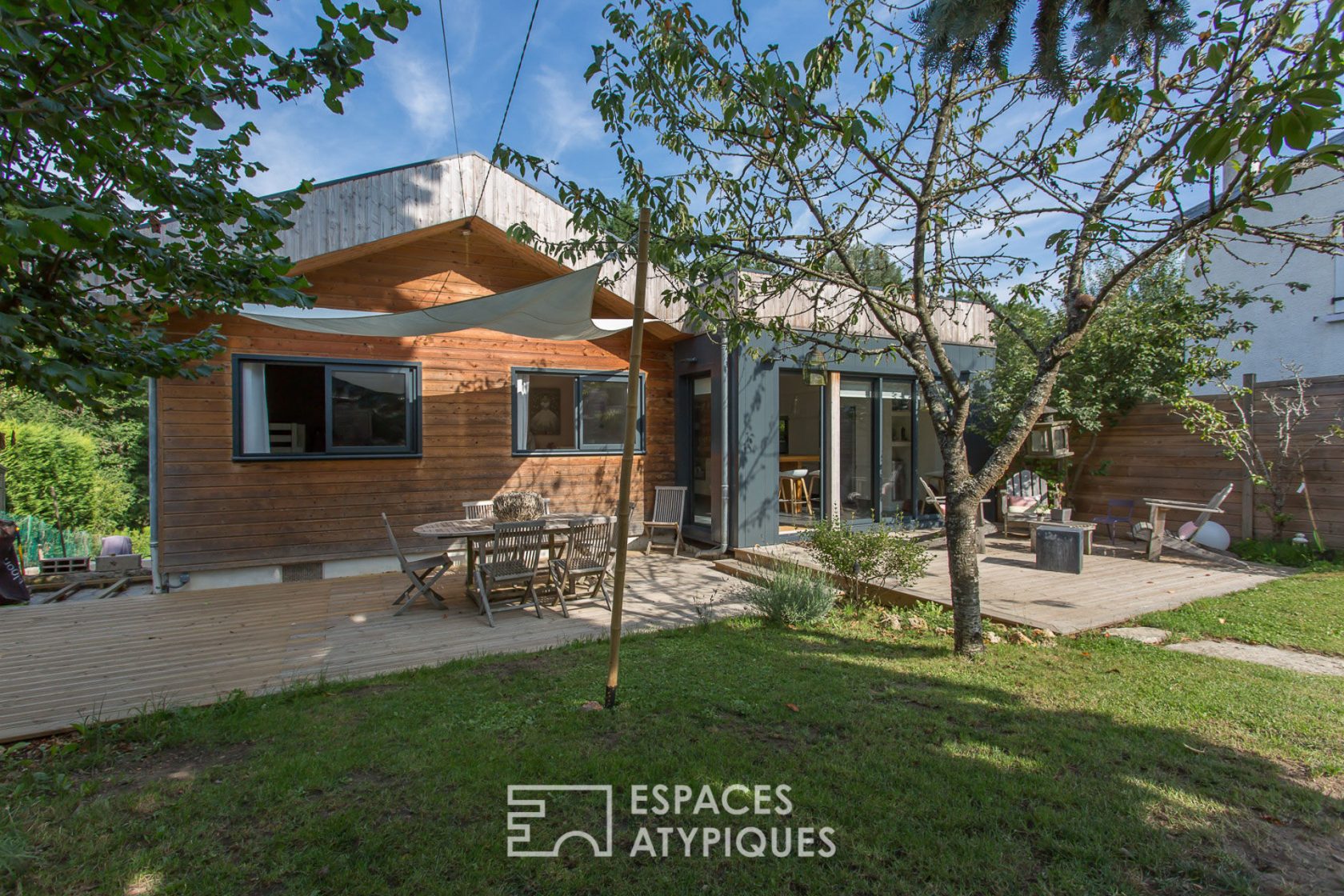 Charming wooden house and its contemporary extension