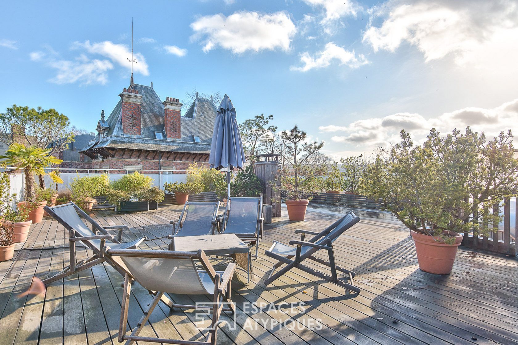 Appartement contemporain avec toit-terrasse et vue