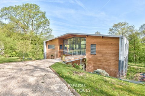 Maison d’architecte avec vue impressionnante surplombant la forêt