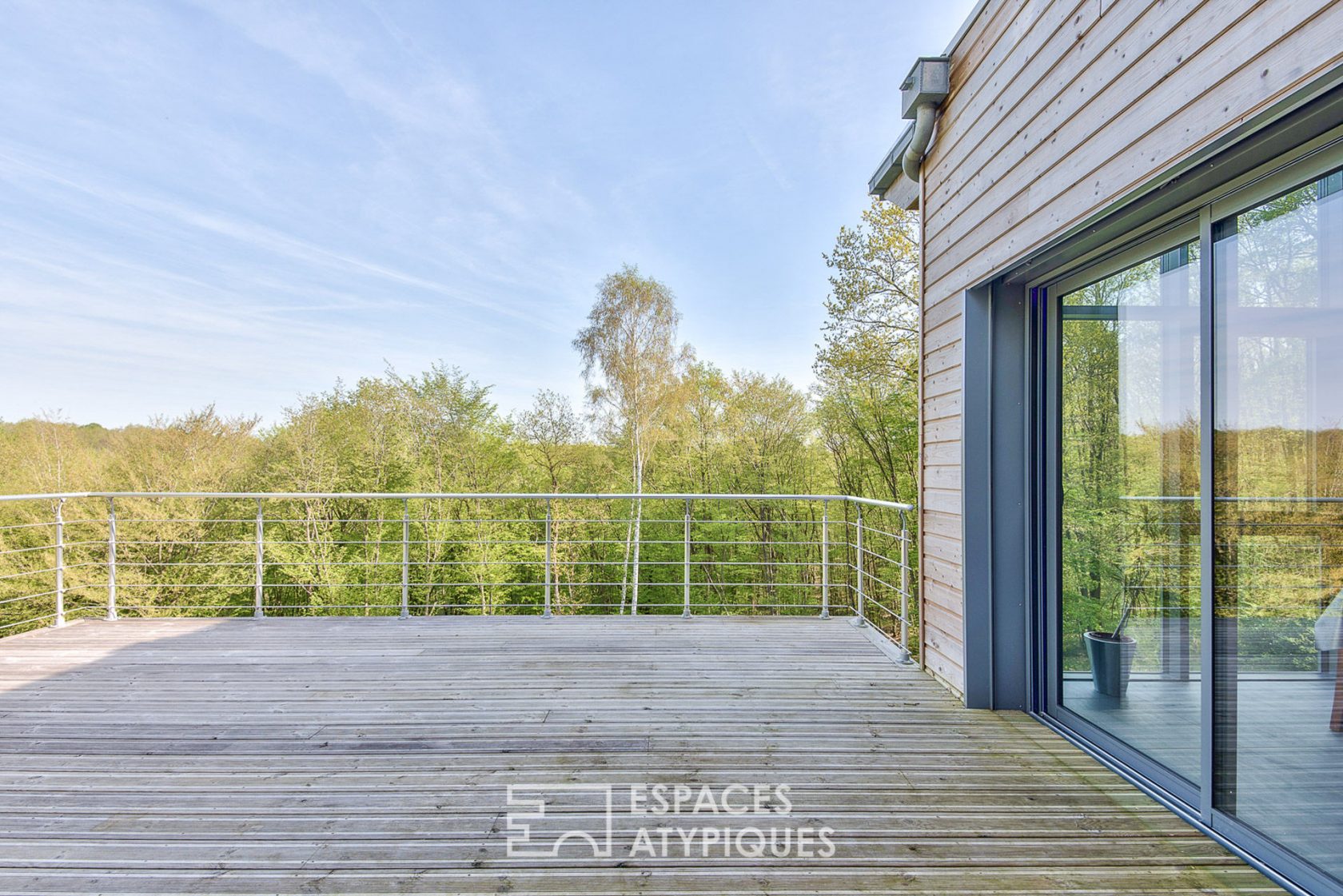 Maison d’architecte avec vue impressionnante surplombant la forêt