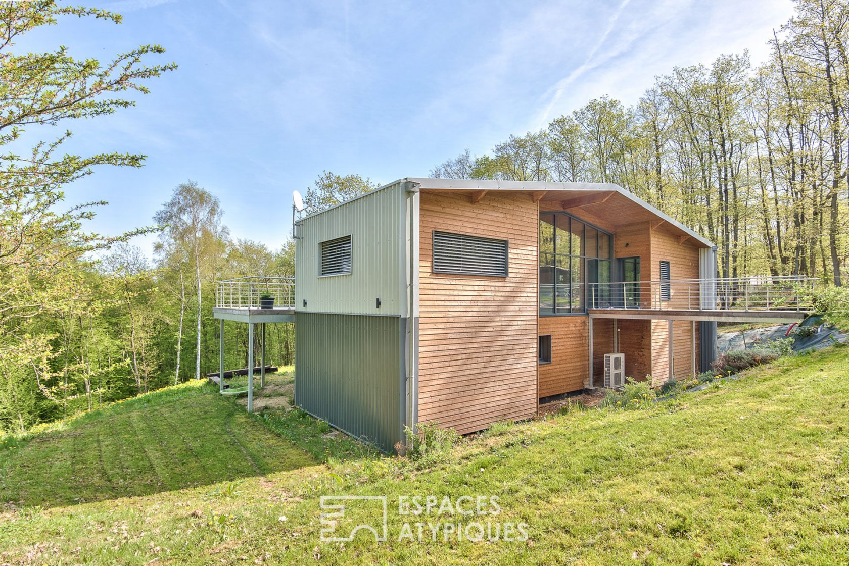 Maison d’architecte avec vue impressionnante surplombant la forêt