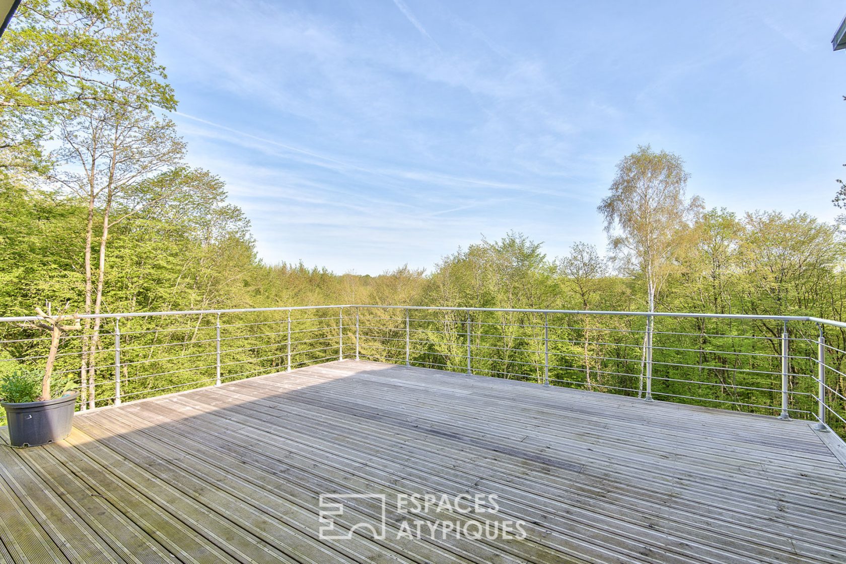 Maison d’architecte avec vue impressionnante surplombant la forêt