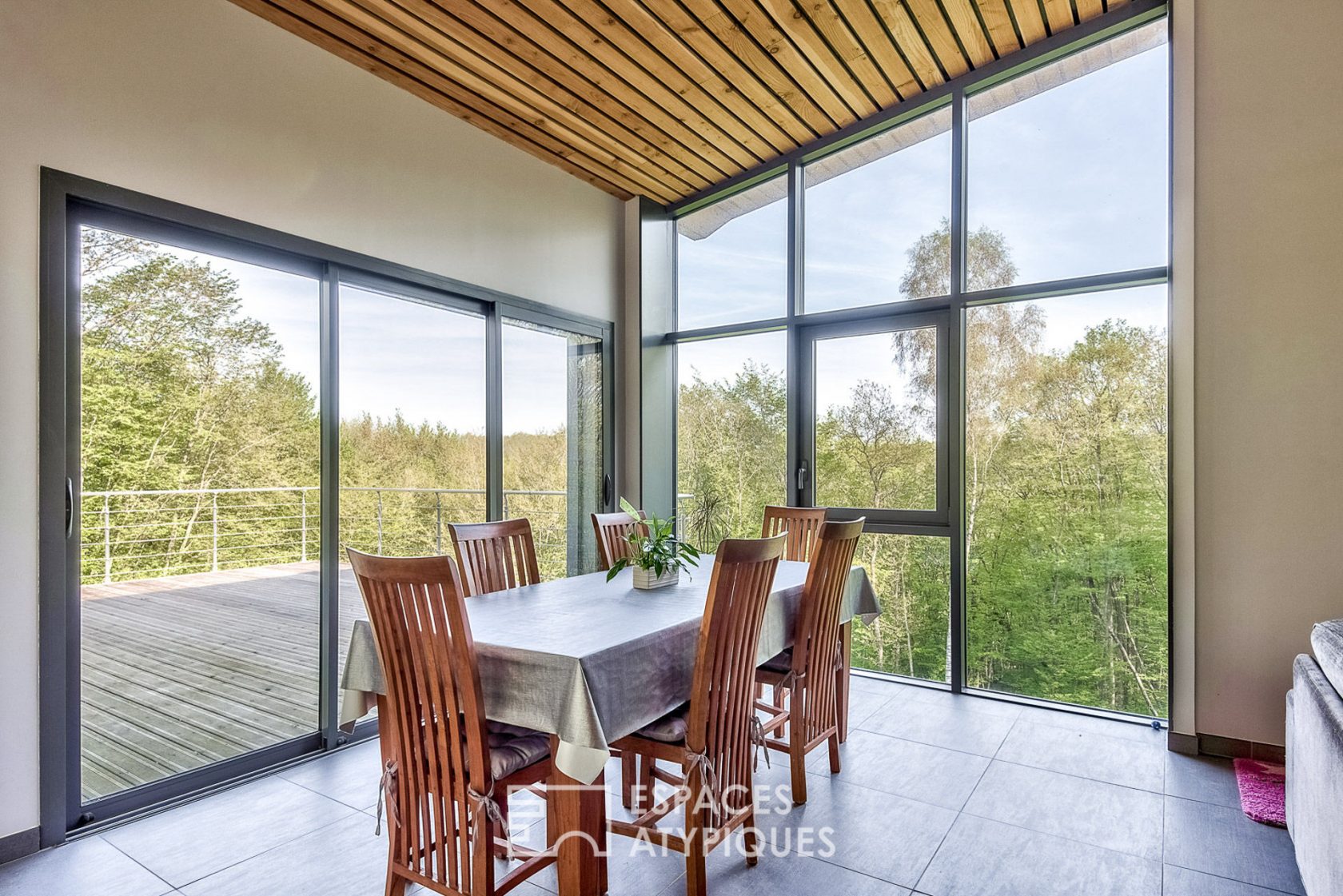 Maison d’architecte avec vue impressionnante surplombant la forêt