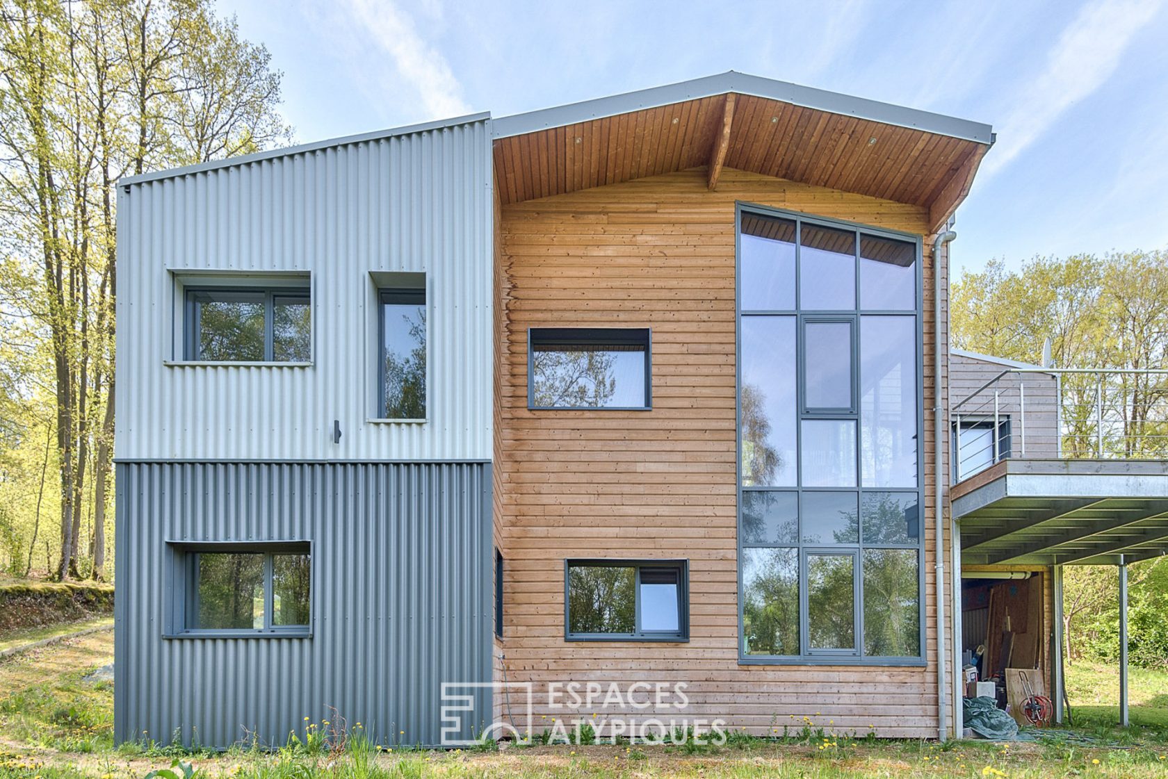 Maison d’architecte avec vue impressionnante surplombant la forêt