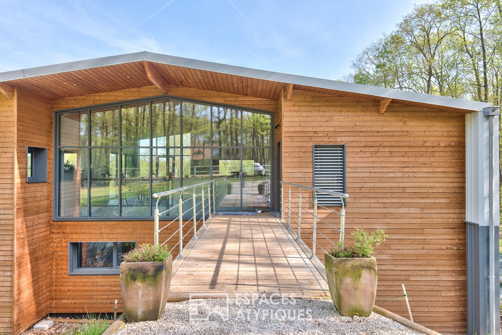 Maison d’architecte avec vue impressionnante surplombant la forêt