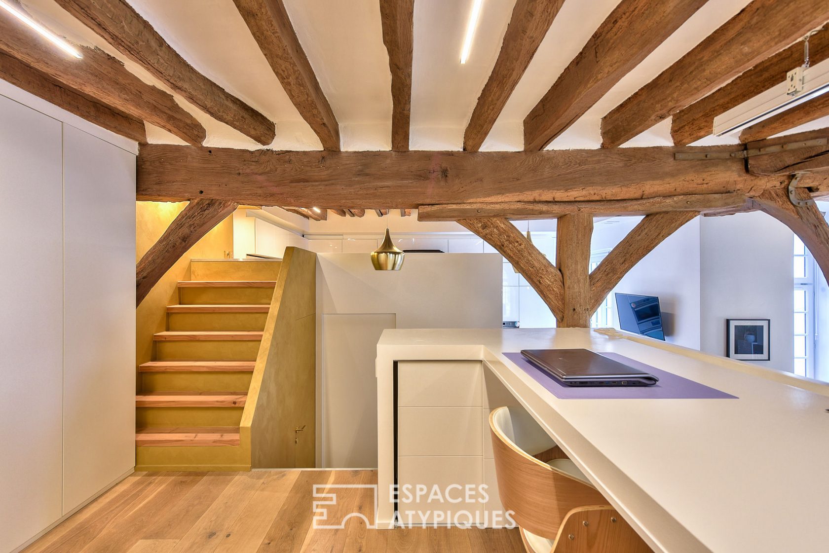 LOFT ATYPIQUE D’ARCHITECTE DANS UNE ANCIENNE ECURIE