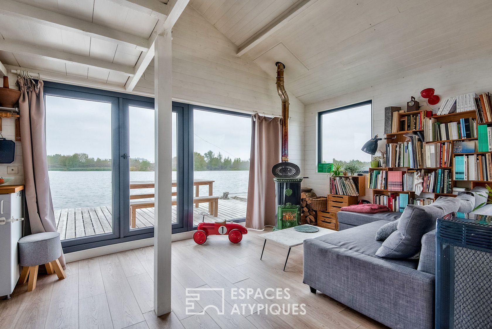 Maison flottante dans un parc naturel