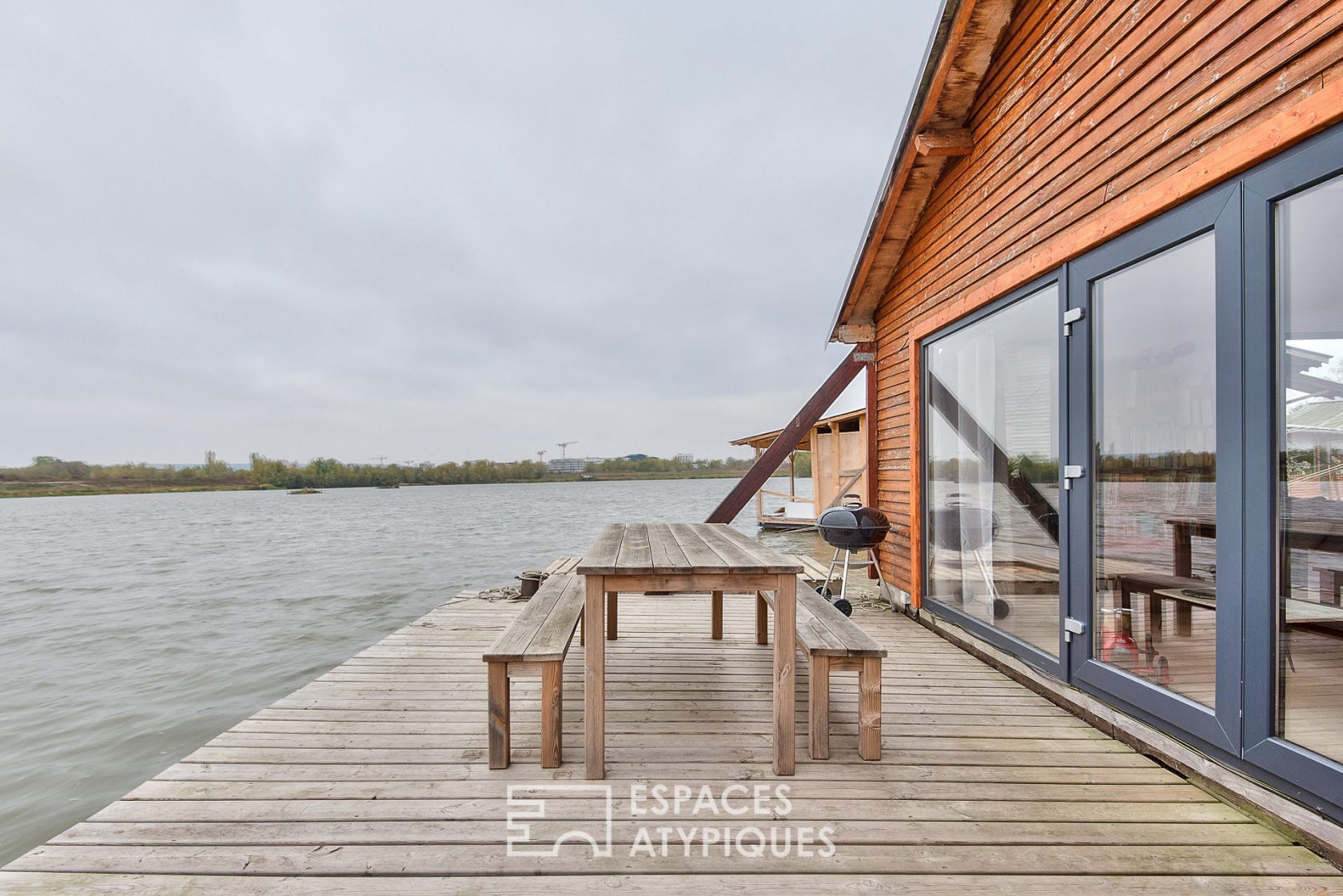 Maison flottante dans un parc naturel