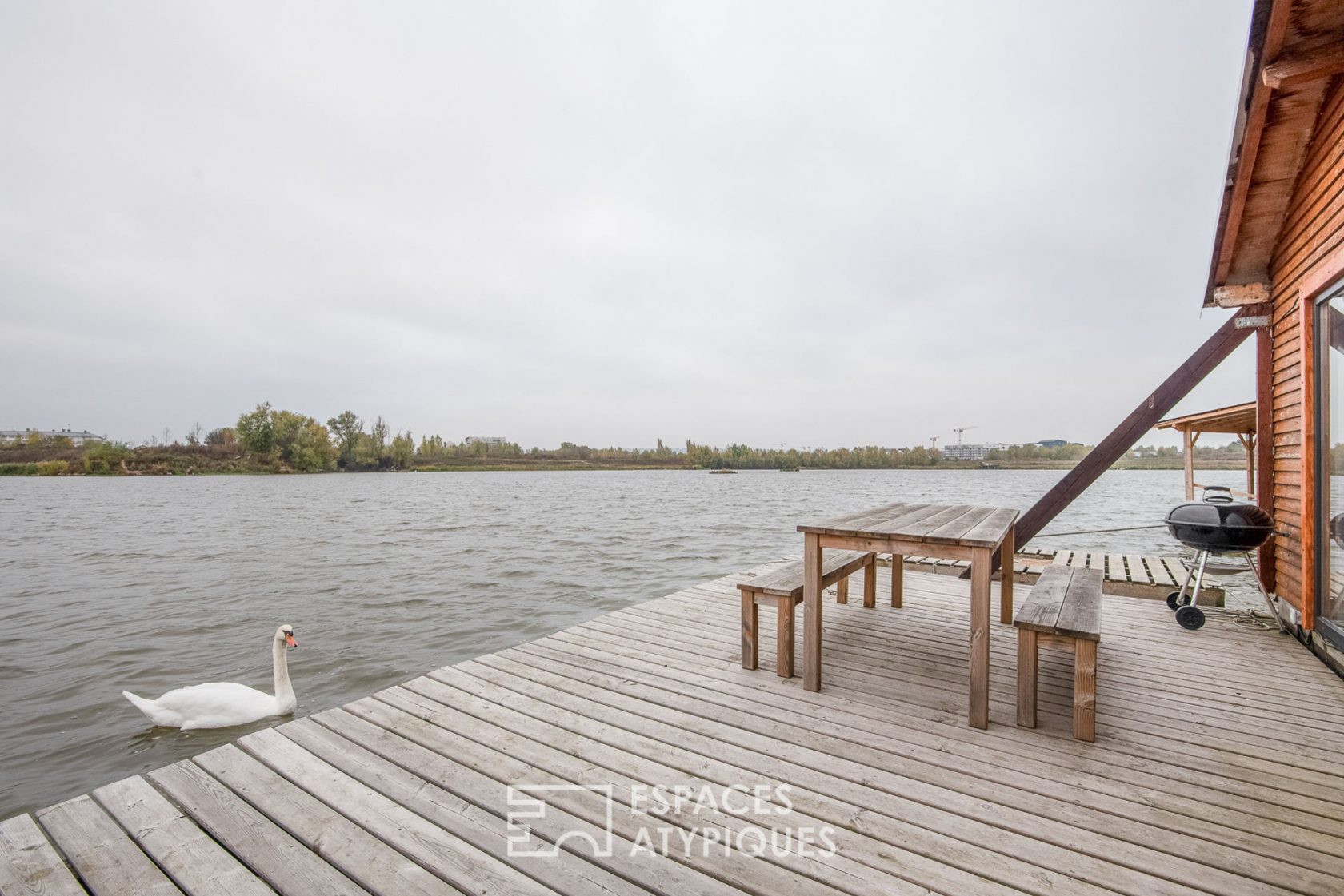 Maison flottante dans un parc naturel