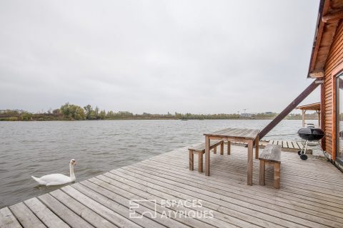 Maison flottante dans un parc naturel