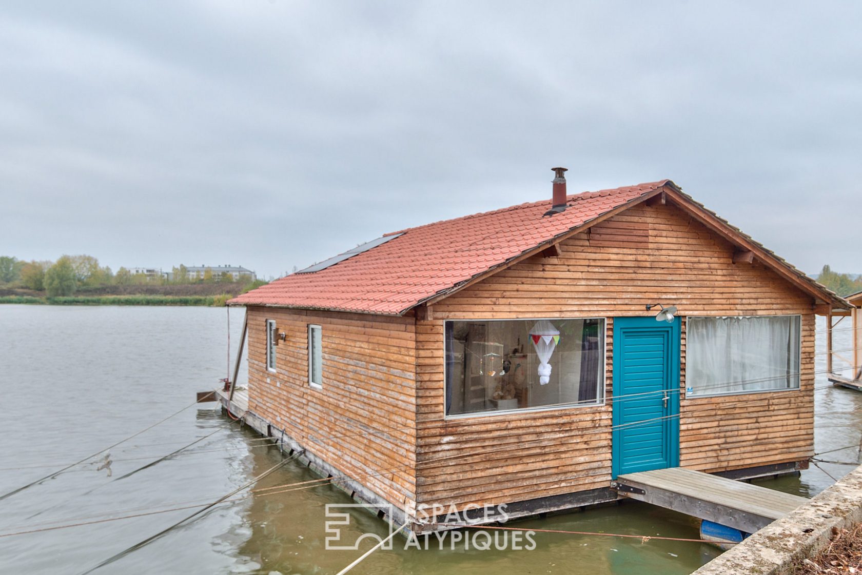 Maison flottante dans un parc naturel