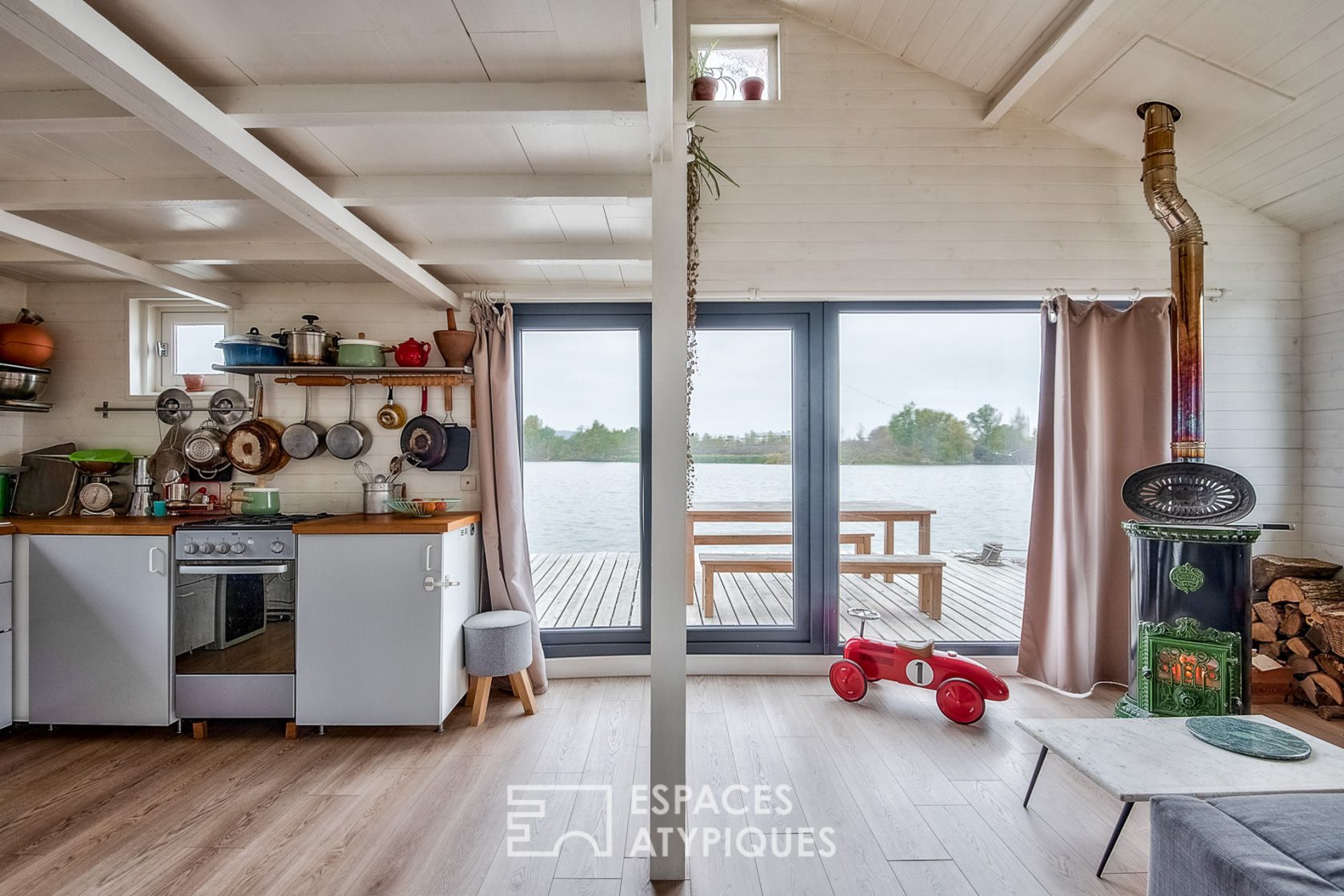Maison flottante dans un parc naturel