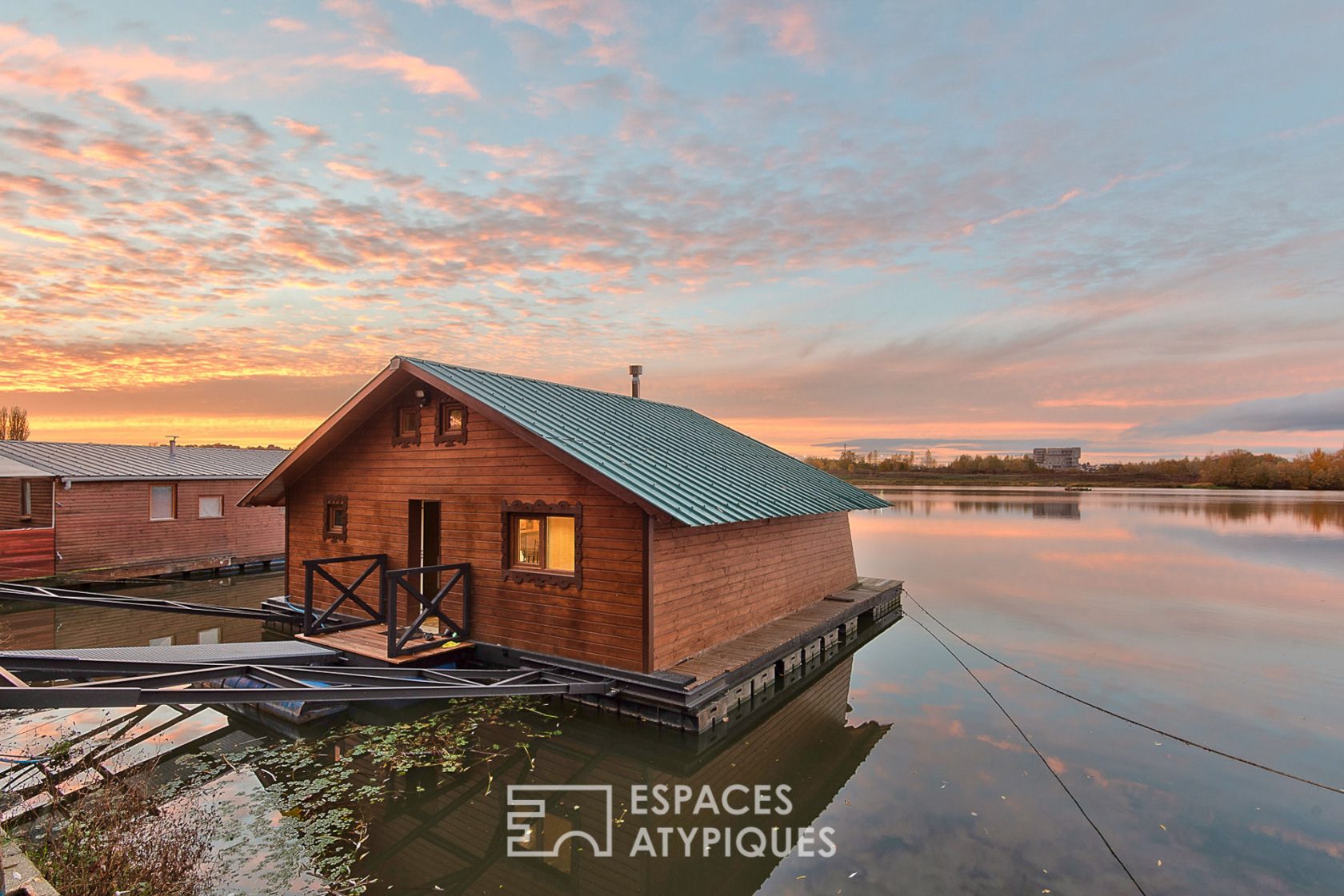 Maison flottante dans un parc naturel